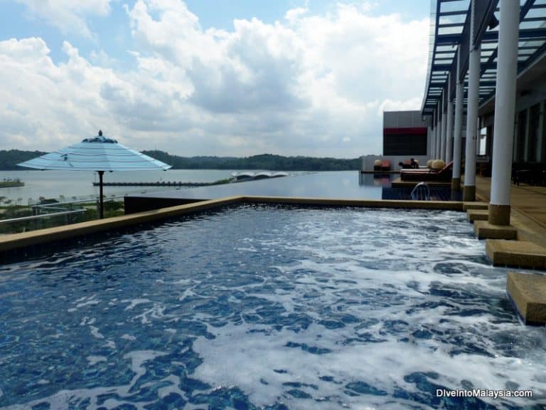 Hotel Jen Puteri Harbour rooftop infinity swimming pool