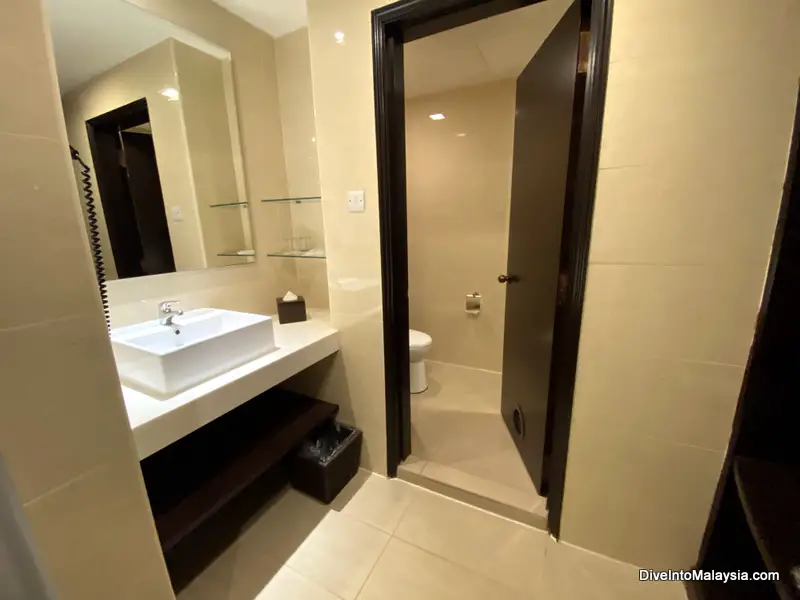 superior queen room bathroom at Sama Sama Express KLIA1