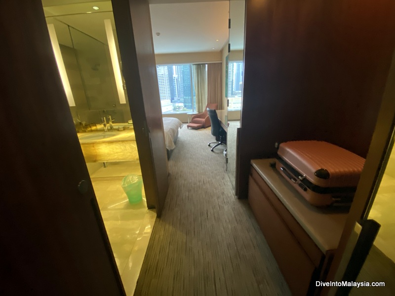 Traders Hotel KL reviews Deluxe Twin Towers View Room entry