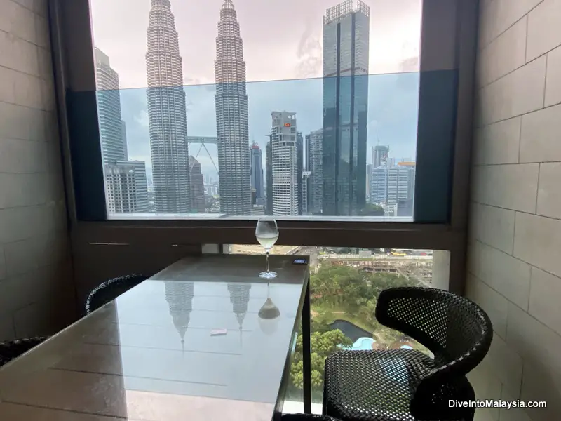 the Traders Hotel Kuala Lumpur Skybar tables