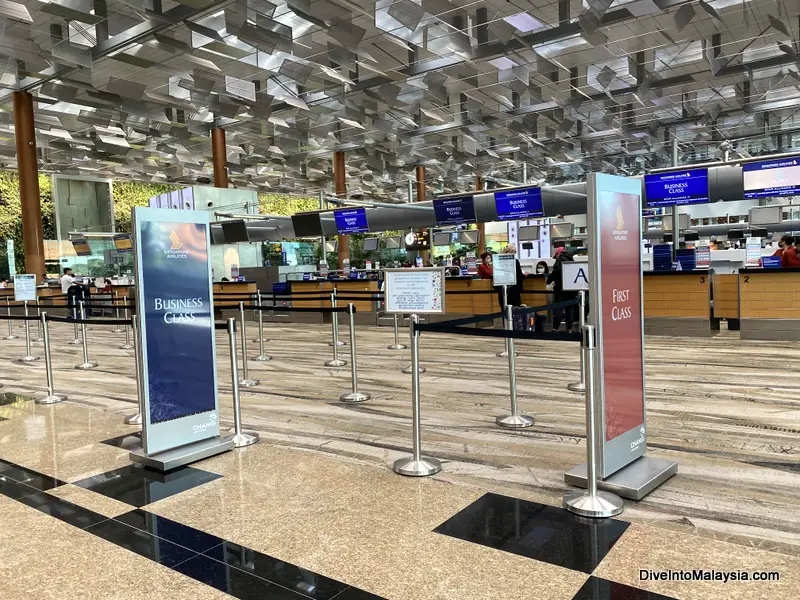 Check-in at Singapore Changi Airport for Singapore Airlines business class