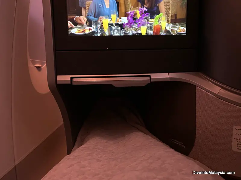 Leg room in Singapore Airlines business class seat when fully reclined