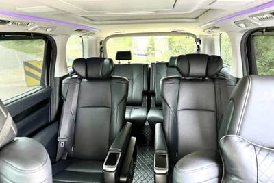 6 seater taxi size