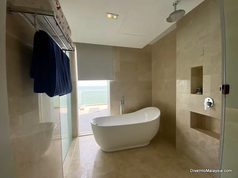 Lexis Hibiscus Port Dickson Sea View Panorama Pool Villa Bath and shower room with sea views