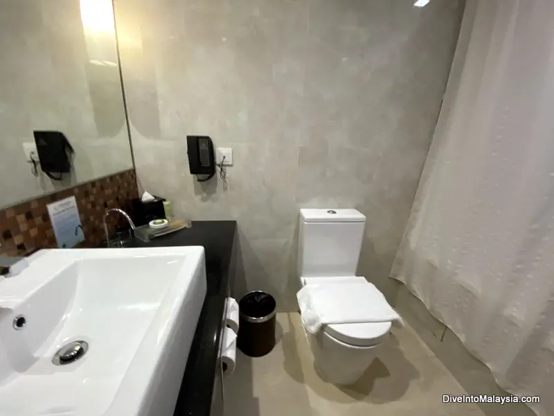 Superior Twin Room at Park Avenue Changi bathroom