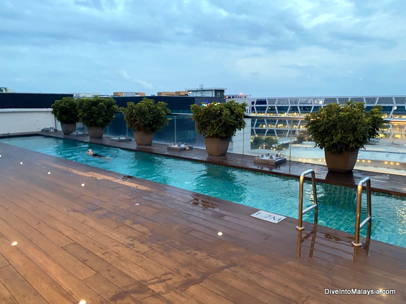 Park Avenue Hotel and suites Changi swimming pool