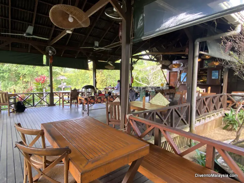 Sepilok Forest Edge Resort restaurant and buffet area