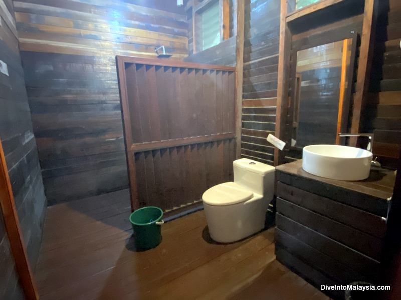 Borneo Natural Sukau Bilit Resort deluxe room bathroom