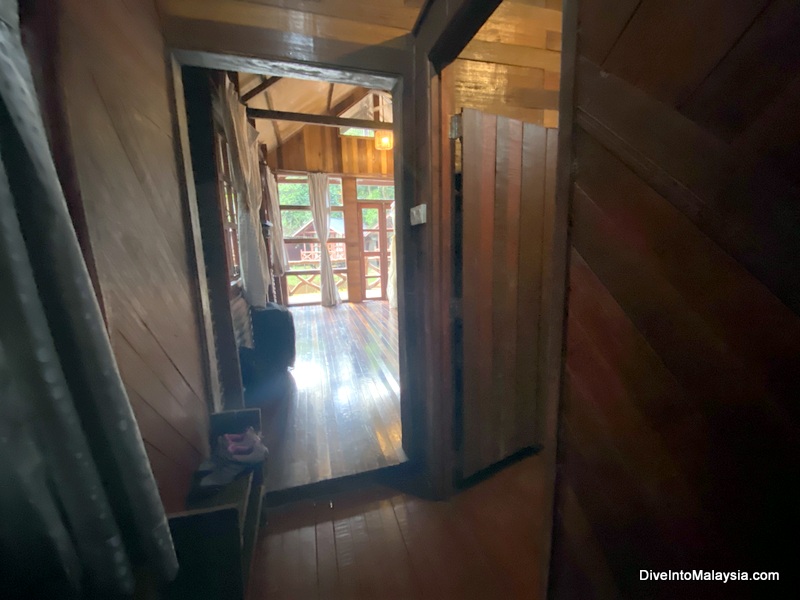 Borneo Natural Sukau Bilit Resort deluxe room inside