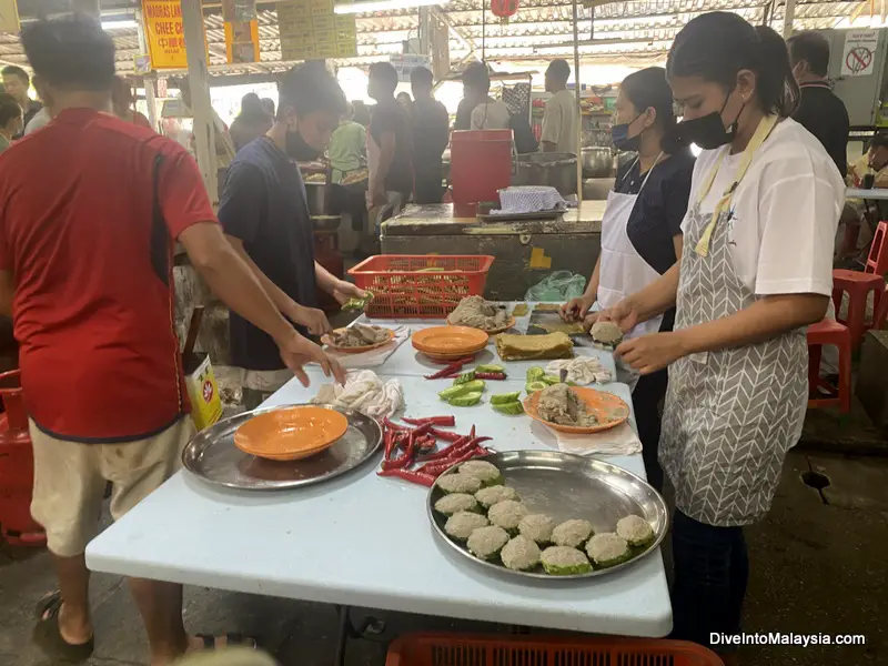 Kuala Lumpur food tour Preparing the food in chinatown