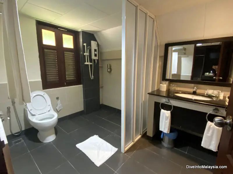 Mutiara Taman Negara Resort triple chalet Bathroom