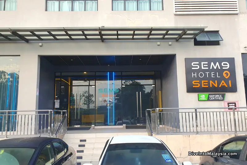 SEM9 Senai Hotel Entrance