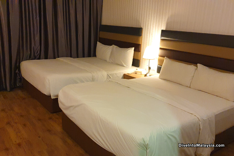 SEM9 Senai Hotel Queen beds