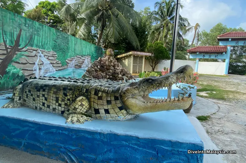 Teluk Sengat Crocodile Farm Crocodile statue