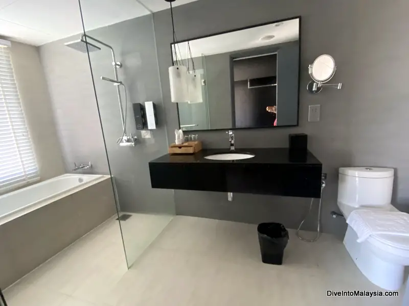 Pullman Miri Waterfront deluxe room bathroom