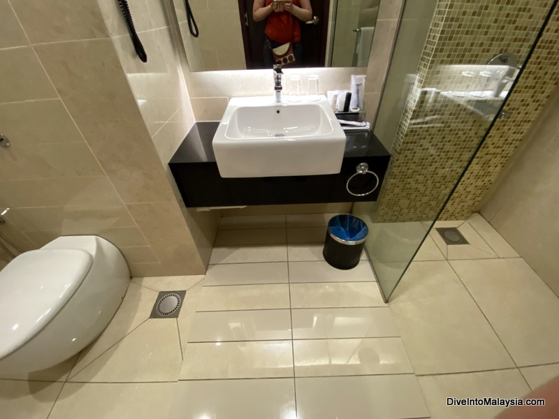 Raia Hotel & Convention Centre Kuching SUperior room bathroom