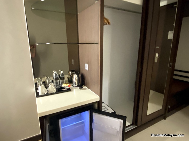 Raia Hotel & Convention Centre Kuching SUperior room Tea and coffee making, bottled water, minifridge and cupboard with safe