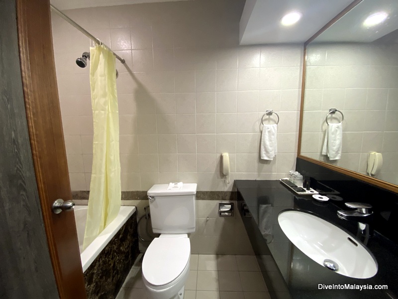 Kingwood Hotel Sibu Tower A Deluxe Room Bathroom