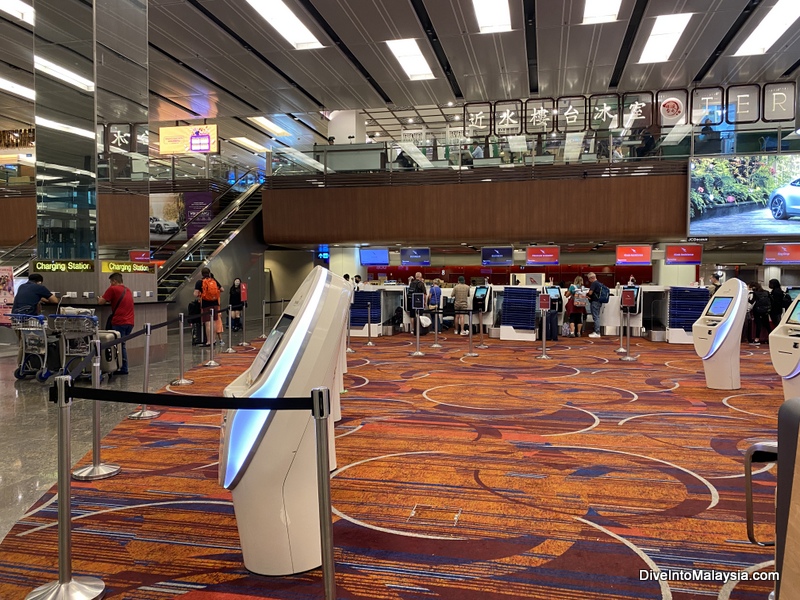 Qantas airlines business class review check-in area at Singapore changi