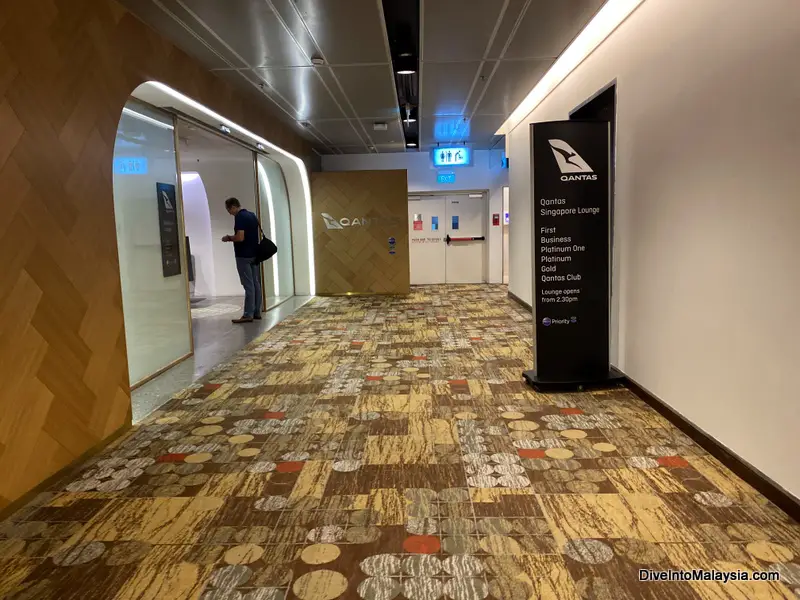 Qantas business class lounge Changi entrance