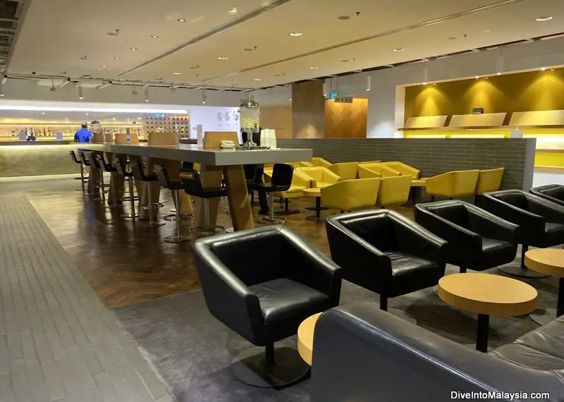 Qantas lounge in Singapore bar area