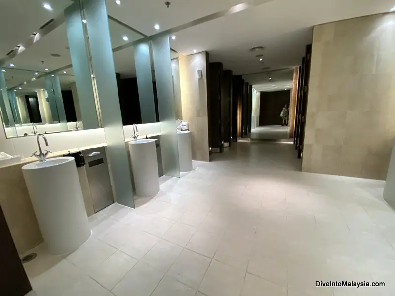 Qantas lounge in Singapore Bathroom