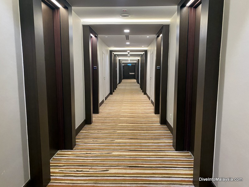Raia Hotel & Convention Centre Kuching hallway