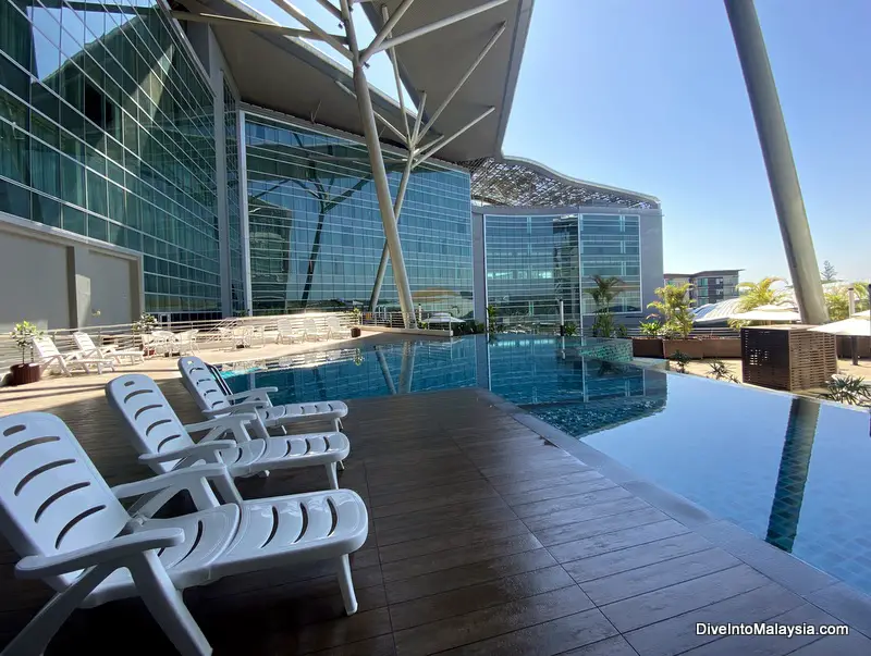 Raia Hotel & Convention Centre Kuching pool