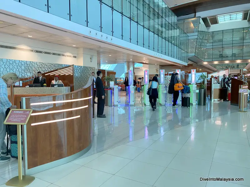 entrance Emirates lounge concourse B in Dubai