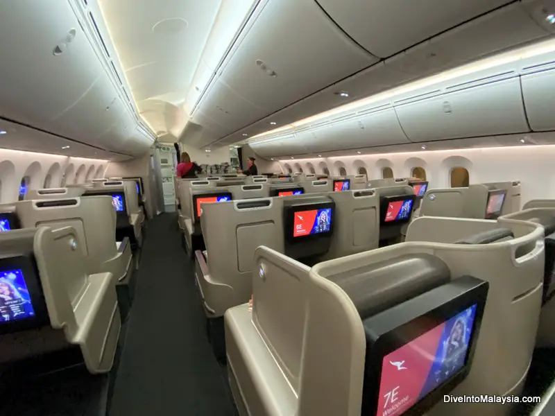 Qantas 787 business class cabin