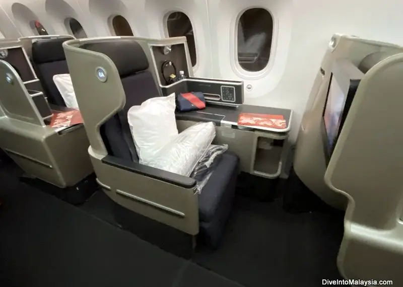 Qantas business class seat on 787