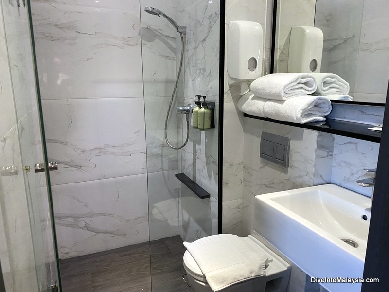 Hotel Boss Singapore Triple Room Bathroom