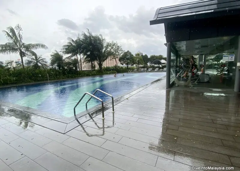 Hotel Boss Singapore Pool and gym
